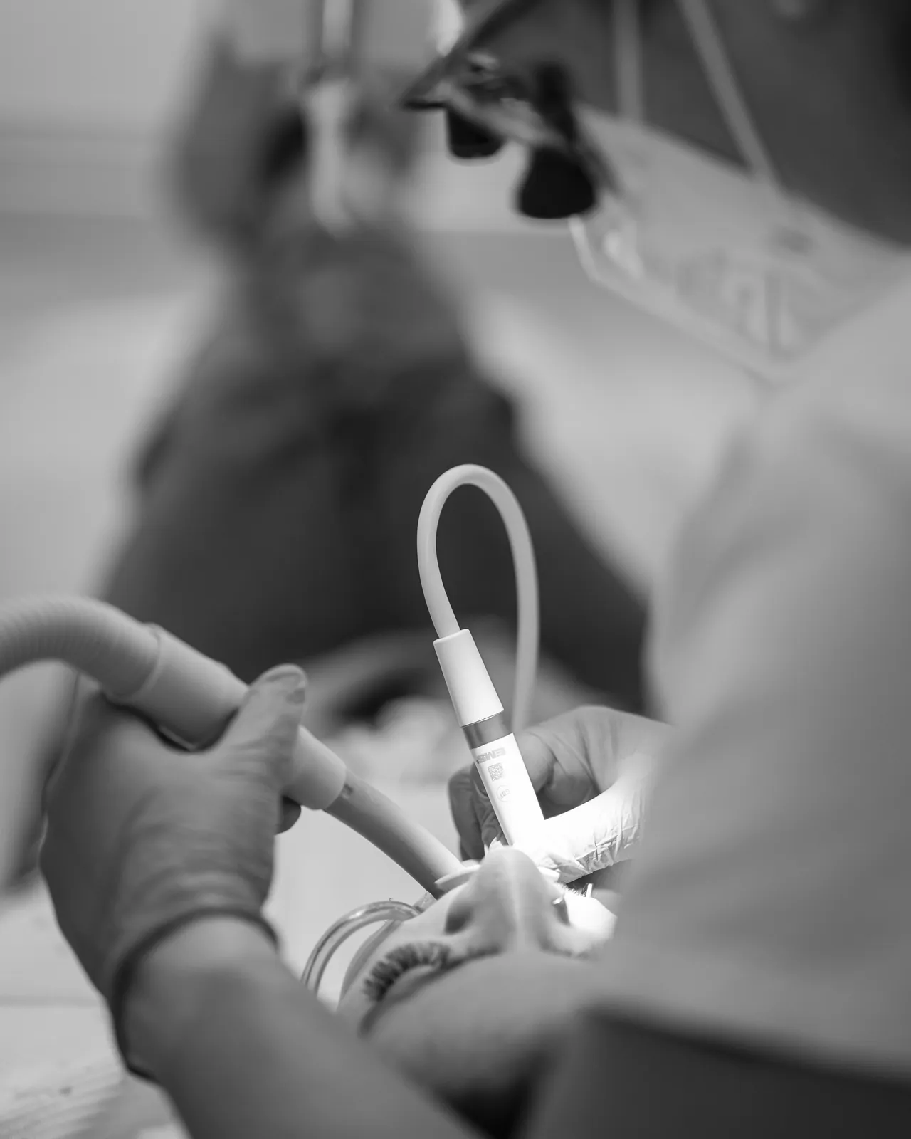 Pulizia dei denti con tecnologia Air Flow