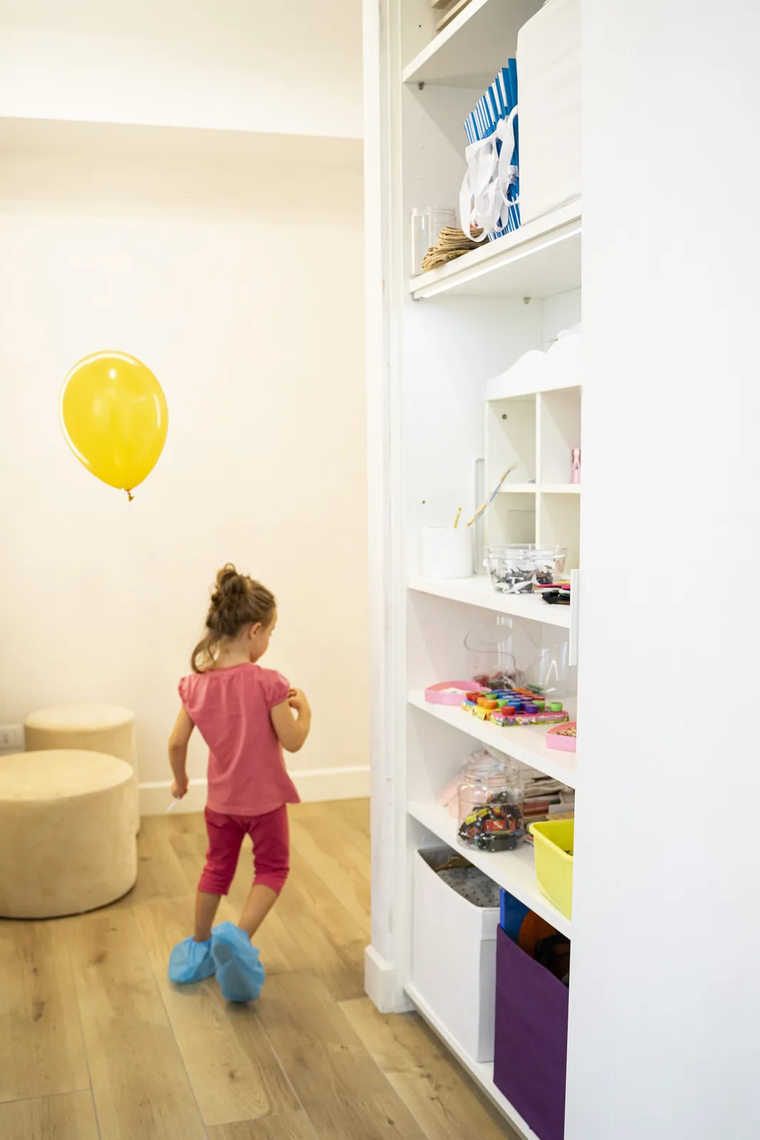 Una bambina nella sala d'attesa dello studio