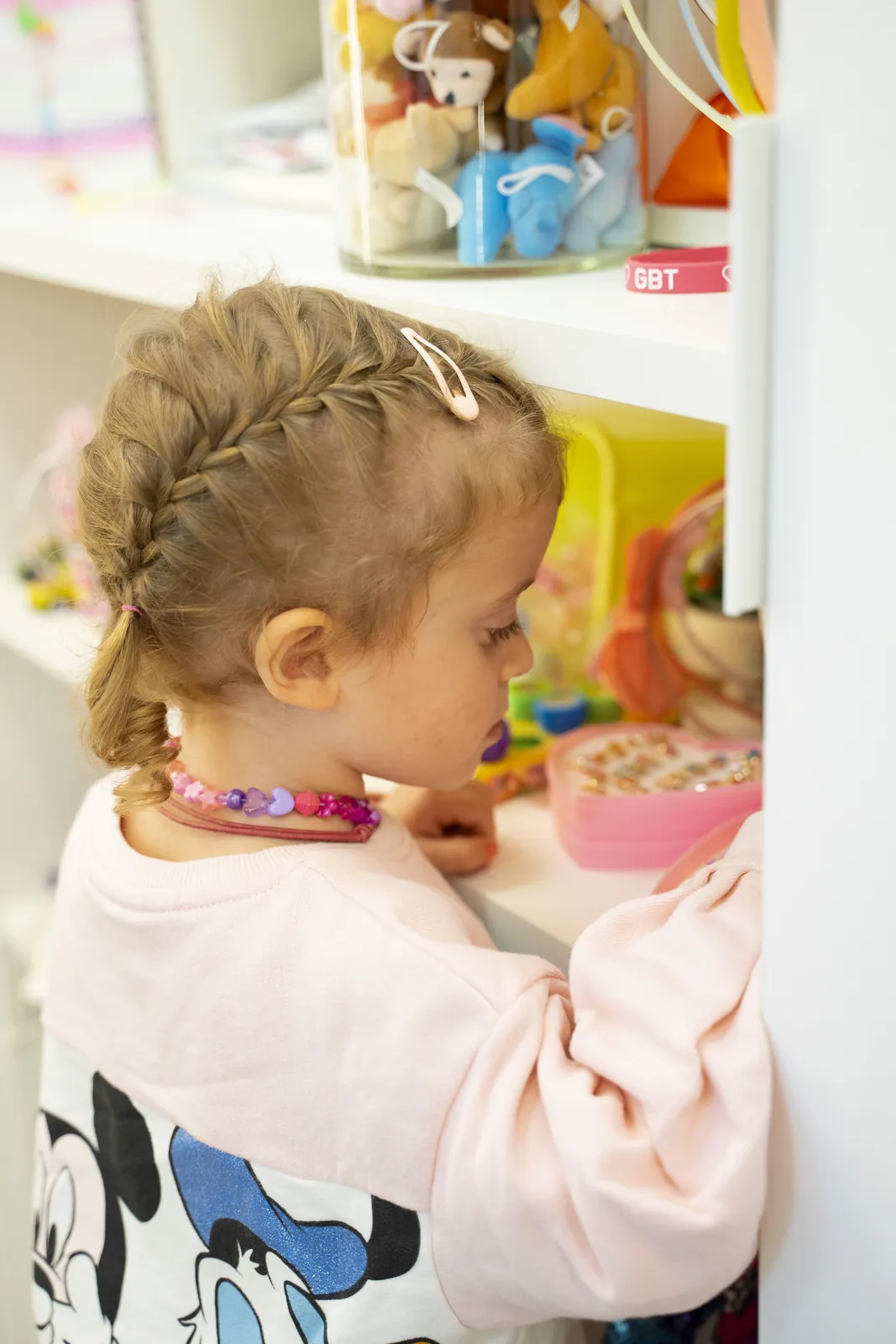 Una bambina gioca nell'angolo dei bambini